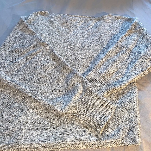 GUESS off the shoulder - quarter sleeve top. - Picture 2 of 2